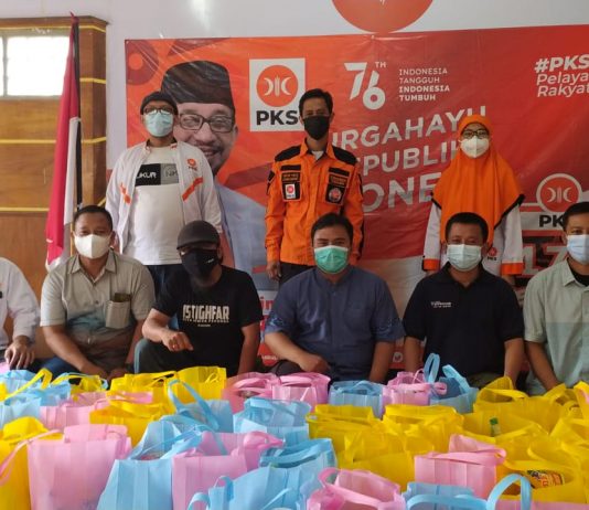 Bantu Warga Terdampak Covid – 19, PKS Subang Salurkan Ratusan Paket Sembako